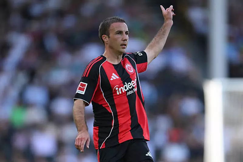 تشكيل فرانكفورت.. ثلاثي عربي بين البدلاء أمام ليفربول